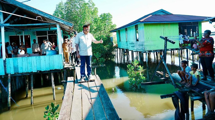 Menteri PKP Maruarar Sirait berkunjung ke kawasan kumuh Remu Utara, di Sorong, Papua Barat Daya