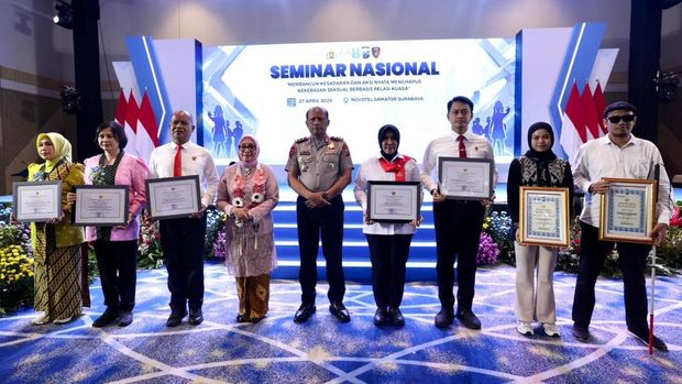 Menteri PPPA memberikan penghargaan kepada Ditres PPA-PPO Polda Jatim atas peran aktif perlindungan perempuan dan anak. Menteri PPPA memberikan penghargaan kepada Ditres PPA-PPO Polda Jatim atas peran aktif perlindungan perempuan dan anak.