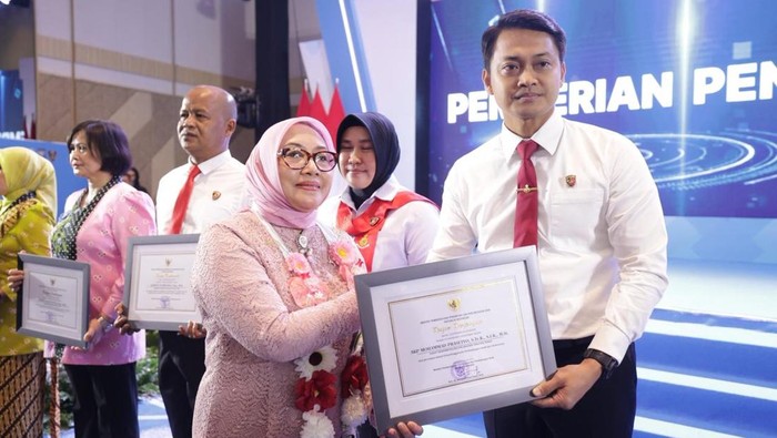 Menteri PPPA memberikan penghargaan kepada Ditres PPA-PPO Polda Jatim atas peran aktif perlindungan perempuan dan anak.