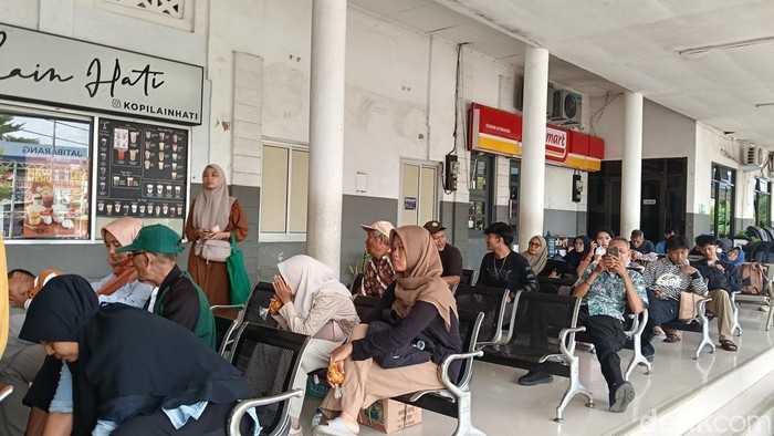 Menunggu kereta tiba di Stasiun Jatibarang, puluhan penumpang terlihat sedang duduk di peron, Selasa (28/4/2026).