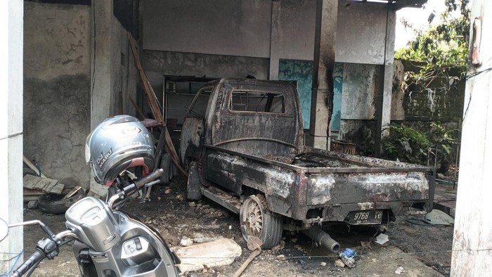 Mobil pikap terbakar di Bogor