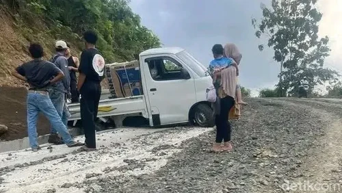 Mobil pikap terperosok akibat melintasi Jalan penghubung desa di Kecamatan Sekotong, Lombok Barat, NTB.