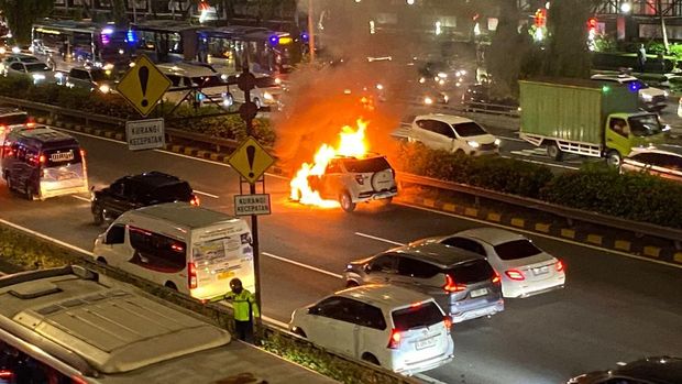 Satu unit mobil terbakar di Tol Dalam Kota (Dalkot) arah Cawang. Kebakaran membuat arus lalu lintas (lalin) di sekitar Tol Dalkot arah Cawang macet, Selasa (28/4/2026).