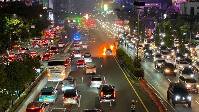 Satu unit mobil terbakar di Tol Dalam Kota (Dalkot) arah Cawang. Kebakaran membuat arus lalu lintas (lalin) di sekitar Tol Dalkot arah Cawang macet, Selasa (28/4/2026).