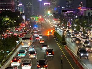 Mobil Terbakar di Tol Dalam Kota, Lalin Arah Cawang Macet Malam Ini