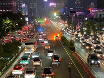 Mobil Terbakar di Tol Dalam Kota, Lalin Arah Cawang Macet Malam Ini