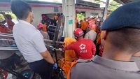 Momen Brimob Polda Metro Evakuasi Korban Tabrakan Kereta di Bekasi