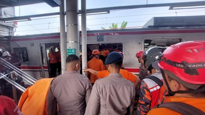 Momen Brimob Polda Metro Jaya mengevakuasi korban tabrakan KA Argo Bromo Vs KRL di Bekasi.