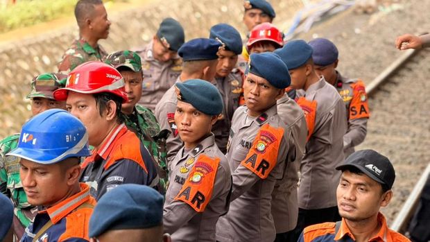 Momen Brimob Polda Metro Jaya mengevakuasi korban tabrakan KA Argo Bromo Vs KRL di Bekasi.