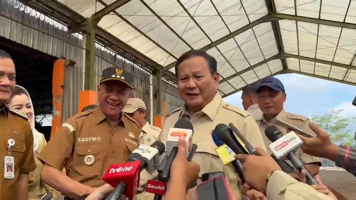 Momen Prabowo bersalaman dengan Gubernur Jateng Ahmad Luthfi dan Bupati Banyumas Sadewo untuk mewujudkan zero waste di akhir 2028. (Eva/detikcom)