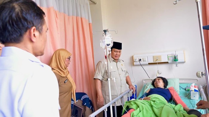Momen Prabowo berinteraksi dengan korban kecelakaan kereta di RSUD Bekasi. 
