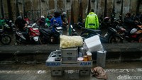 Sejumlah pengendara motor terlihat berusaha memperbaiki kendaraannya yang mogok usai memaksakan diri melintas di Underpass Tambun, Bekasi, Selasa (28/4/2026).