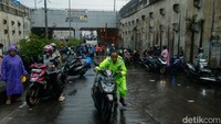 Genangan yang menutup jalur utama warga membuat sejumlah pengendara tetap nekat menerobos banjir.