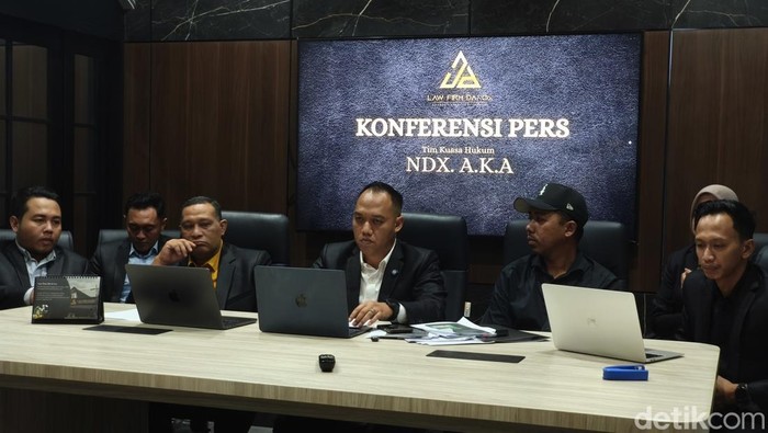 Kuasa hukum NDX AKA, Denny Ardiansyah, dalam konferensi pers di kantornya di Kecamatan Banjarsari, Solo, Selasa (28/4/2026).