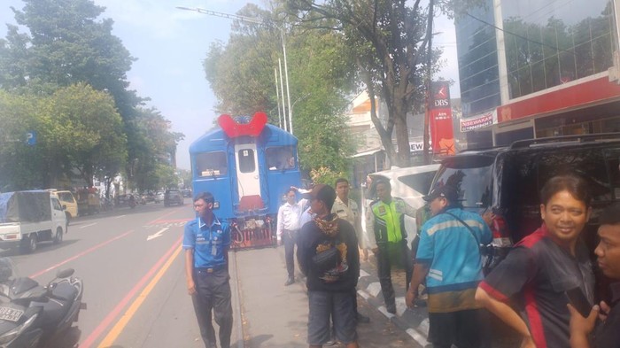 KA Bathara Kresna berhenti karena mobil yang parkirnya kurang rapi, Selasa (28/4/2026).