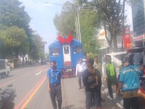 KA Bathara Terpaksa Berhenti di Solo gegara Land Cruiser Parkir Mepet Rel