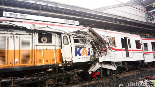 Pascakecelakaan kereta di Stasiun Bekasi Timur, Bekasi, Jawa Barat, petugas gabungan terus melakukan penelusuran terhadap gerbong yang mengalami kerusakan parah, Selasa (28/4/2026). Pemeriksaan dilakukan secara menyeluruh untuk memastikan tidak ada korban yang masih tertinggal di dalam rangkaian kereta yang ringsek.