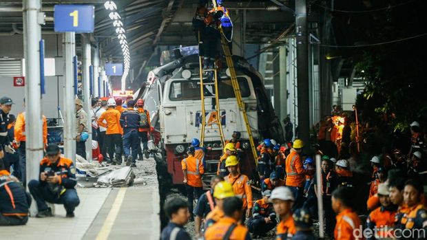 Pascatabrakan, KAI Kebut Pemulihan Jalur Bekasi Timur Petugas melakukan perbaikan di area Stasiun Bekasi Timur setelah tabrakan antara KA Argo Bromo dan KRL, Selasa (28/4/2026).
