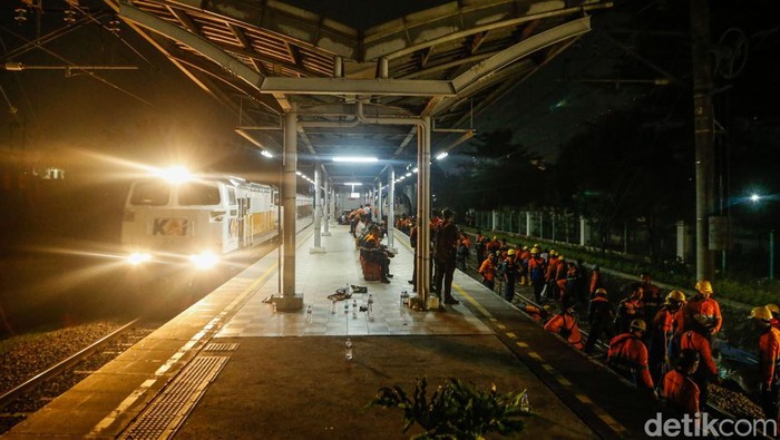 Petugas melakukan perbaikan di area Stasiun Bekasi Timur setelah tabrakan antara KA Argo Bromo dan KRL, Selasa (28/4/2026).