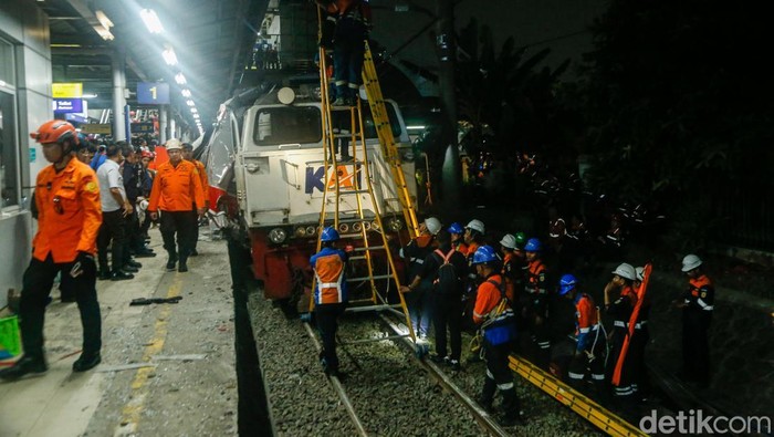 Petugas melakukan perbaikan di area Stasiun Bekasi Timur setelah tabrakan antara KA Argo Bromo dan KRL, Selasa (28/4/2026).