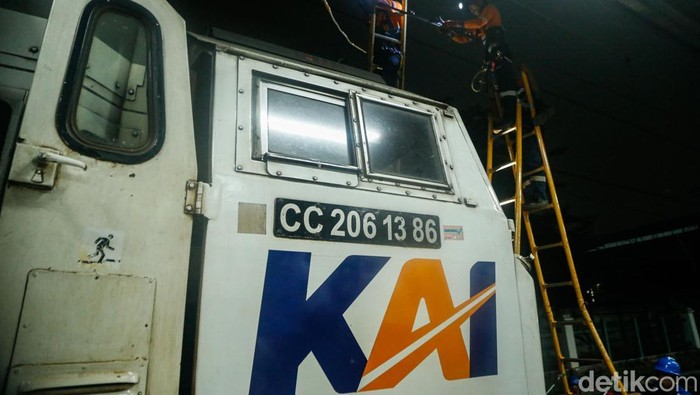 Petugas melakukan perbaikan di area Stasiun Bekasi Timur setelah tabrakan antara KA Argo Bromo dan KRL, Selasa (28/4/2026).