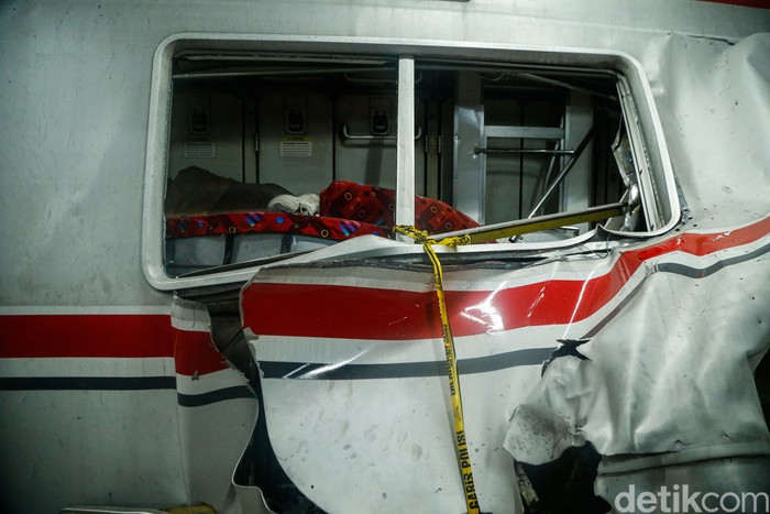 Petugas melakukan perbaikan di area Stasiun Bekasi Timur setelah tabrakan antara KA Argo Bromo dan KRL, Selasa (28/4/2026).