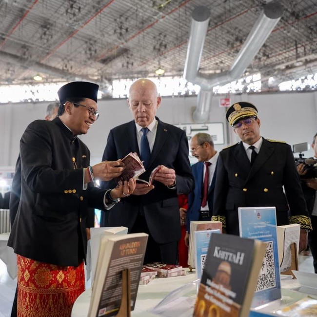 Karya PPI Tunisia dalam Pameran Buku Internasional: Diapresiasi Presiden Tunisia