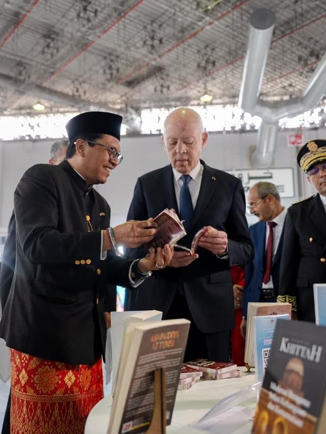 Karya PPI Tunisia dalam Pameran Buku Internasional: Diapresiasi Presiden Tunisia