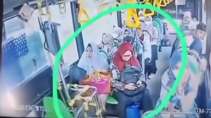 Pelaku (kiri) saat mengambil tas milik korban (kanan).