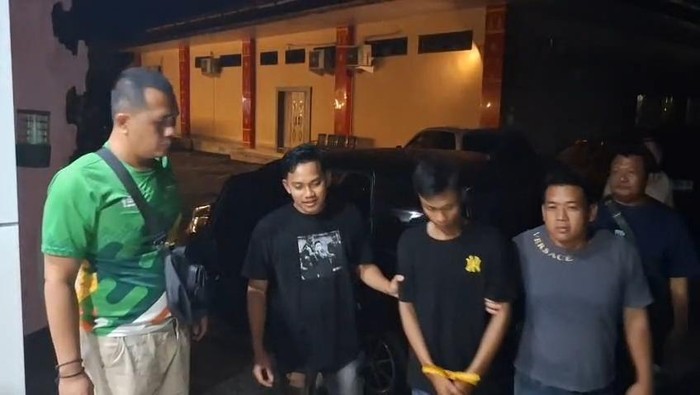 Pelaku perampokan (tangan diikat) dengan modus menyamar polisi saat diamankan petugas