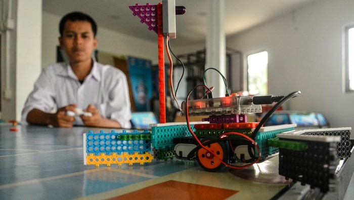 Seorang siswa merakit robot saat pelatihan robotik di Kampung Robot, Kota Tangerang Selatan, Banten, Senin (27/4/2026). Pelatihan tersebut bertujuan mengembangkan potensi serta menumbuhkan inovasi di bidang robotika pada generasi muda. ANTARA FOTO/Ahmad Naufal Oktavian/hma/tom.