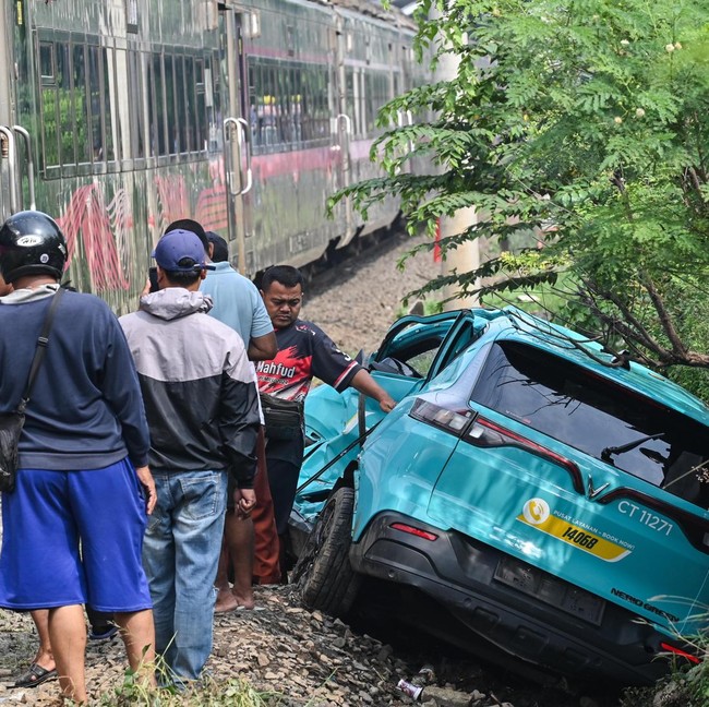 Penampakan Taksi Listrik yang Diduga Sebabkan Tabrakan Kereta di Bekasi