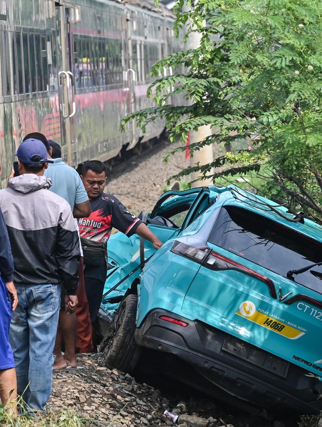 Penampakan Taksi Listrik yang Diduga Sebabkan Tabrakan Kereta di Bekasi