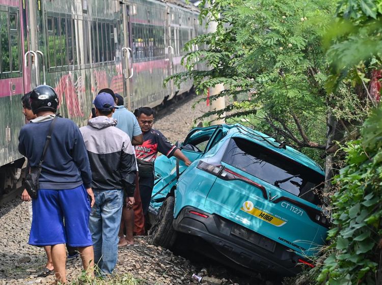 Penampakan Taksi Listrik yang Diduga Sebabkan Tabrakan Kereta di Bekasi
