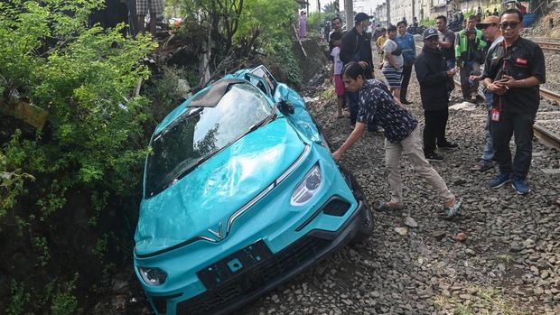Penampakan Taksi Listrik yang Diduga Sebabkan Tabrakan Kereta di Bekasi Warga mengamati taksi listrik Green SM yang rusak pascakecelakaan dengan KRL Commuter Line dan KA Argo Bromo Anggrek di Bekasi Timur, Bekasi, Jawa Barat, Selasa (28/4/2026). Komite Nasional Keselamatan Transportasi (KNKT) mengerahkan tim investigasi untuk mengumpulkan fakta terkait kecelakaan kereta api di Stasiun Bekasi Timur pada Senin (27/4) malam. ANTARA FOTO/Fakhri Hermansyah/nz