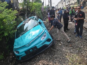 Polisi Tetapkan Sopir Sebagai Tersangka dalam Kasus Tabrakan Taksi dan KRL