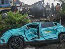 Potret Ringseknya Taksi yang Picu Tabrakan Maut Kereta Bekasi