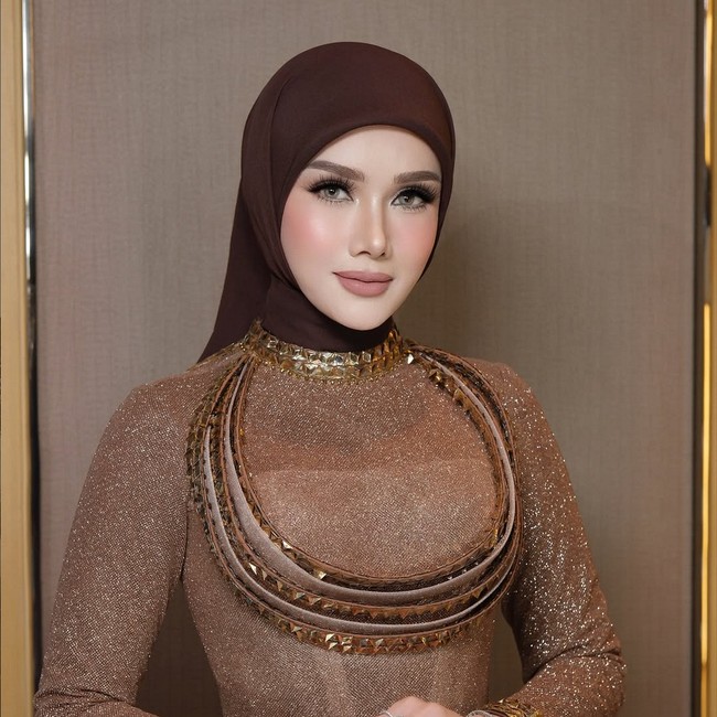 5 Potret Mulan Jameela di Resepsi El Rumi-Syifa Hadju, Gaunnya Curi Atensi