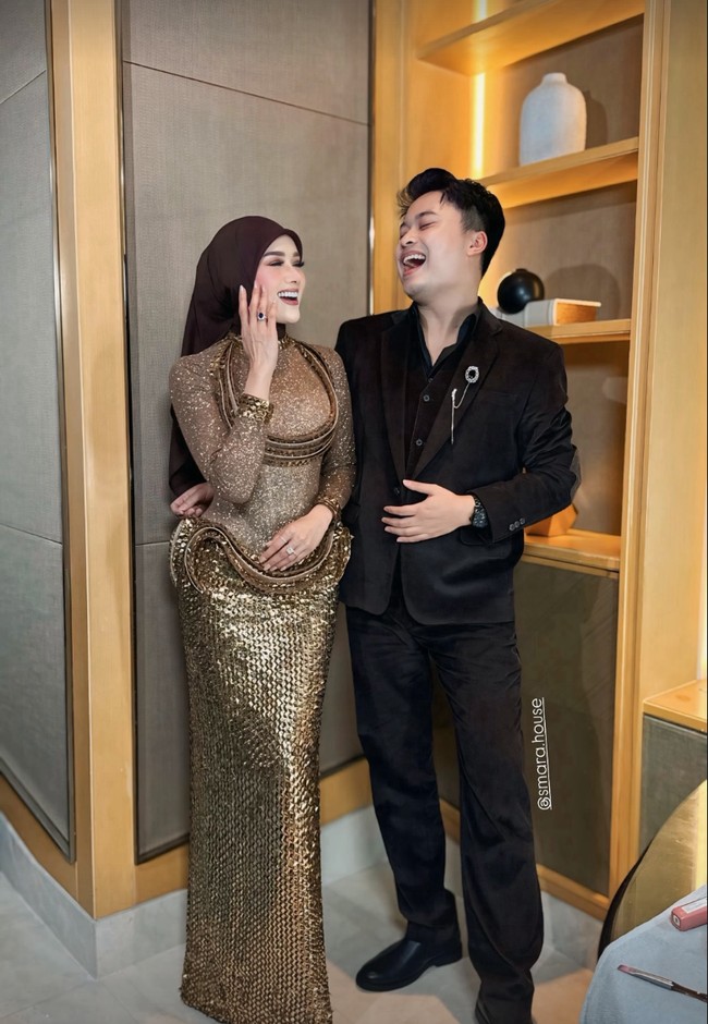 Bagian paling mencuri perhatian adalah aksen melingkar bertumpuk di area dada. Detail tiga dimensi ini terlihat seperti kalung emas yang disusun bertumpuk. Foto: Instagram
