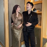 Bagian paling mencuri perhatian adalah aksen melingkar bertumpuk di area dada. Detail tiga dimensi ini terlihat seperti kalung emas yang disusun bertumpuk. Foto: Instagram