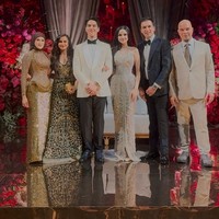 Palet warna bronze atau gold-brown memperkuat kesan glamor, sementara hijab ditata sederhana untuk menyeimbangkan busana yang sudah mewah. Foto: Instagram