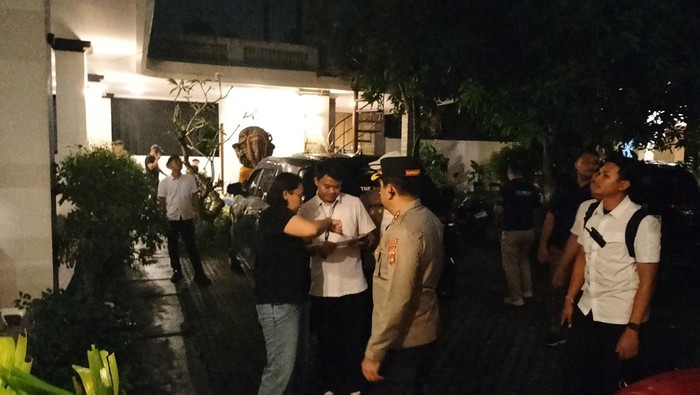 Penggerebekan puluhan WNA di Kuta yang diduga menjadi korban penyekapan untuk dijadikan operator scam pada Senin (27/4/2026). (dok. Polresta Denpasar)