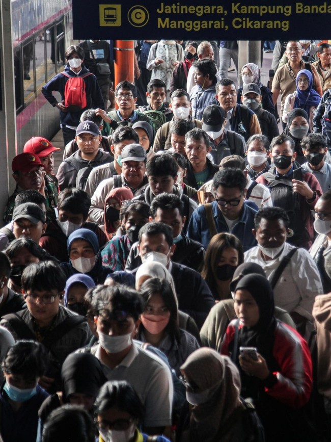 Penumpang Membludak! KRL Dialihkan Usai Insiden Maut di Bekasi Timur