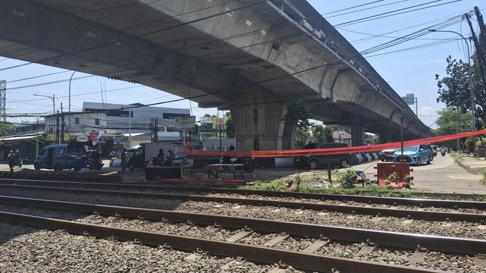 Perlintasan kereta tanpa palang pintu di Bogor