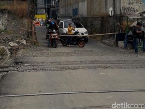 Palang dari Bambu, Lintasan TKP Taksi Tertemper KRL Dijaga Warga Bergantian