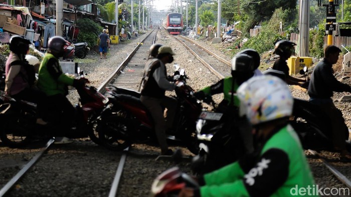 Sejumlah pengendara menyebrangi jalur perlintasan Kereta Api tanpa palang pintu di kawasan Roxy, Jakarta, Selasa (28/4/2026). Tragedi kecelakaan KRL di Bekasi Timur menjadi sorotan serius terhadap keselamatan perlintasan sebidang yang hingga kini mas
