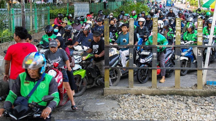 Sejumlah pengendara menyebrangi jalur perlintasan Kereta Api tanpa palang pintu di kawasan Roxy, Jakarta, Selasa (28/4/2026). Tragedi kecelakaan KRL di Bekasi Timur menjadi sorotan serius terhadap keselamatan perlintasan sebidang yang hingga kini mas