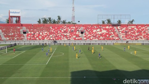 Persebaya Surabaya (jersey kuning) menumbangkan Arema FC dengan skor 4-0 di Stadion Kapten I Wayan Dipta, Gianyar, Selasa (28/4/2026).