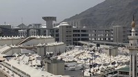Di sini juga terdapat jamarat, tempat jemaah melontar batu-batu kerikil (jumrah). Area sekitar jamarat tampak dikelilingi tenda-tenda. Foto: Dok MCH 2026