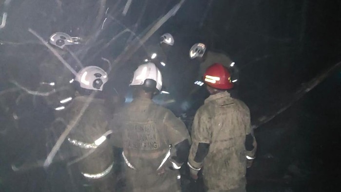 Personel Damkar Kota Semarang saat melakukan pemadaman kebakaran di Pasar Waru, Kelurahan Kaligawe, Kecamatan Gayamsari.